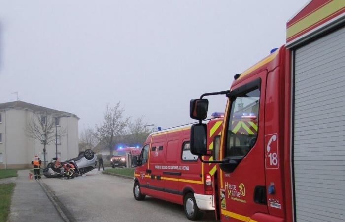 Mitten in einer Wohnsiedlung landet das Fahrzeug auf dem Dach