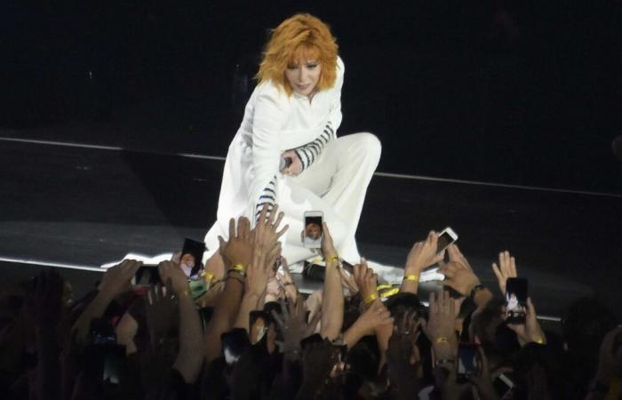 „Königin Mylène Farmer ist hier! »… Die Sängerin überrascht ihre Fans bei der Vorführung von „Nevermore“ im Grand Rex