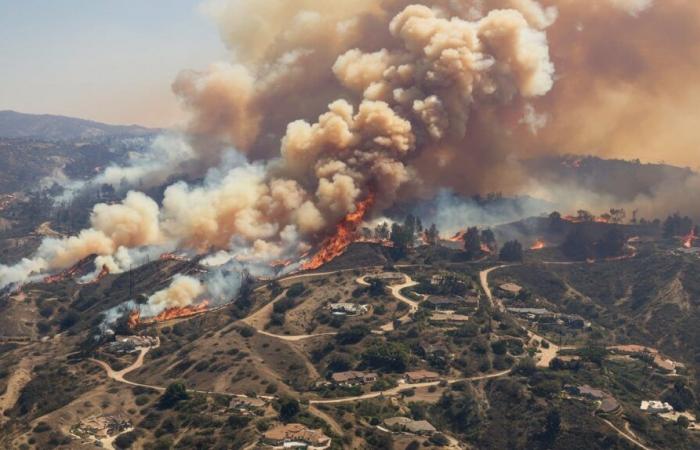 Fortschritte der Feuerwehr gegen verheerendes Feuer in der Nähe von Los Angeles