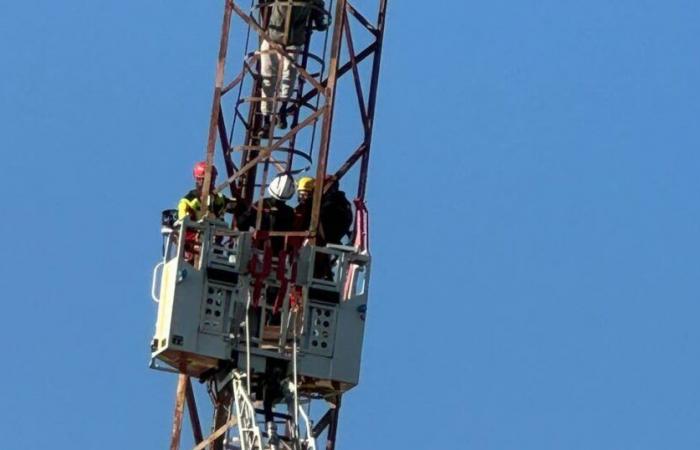 aus Protest gegen seine soziale Situation an einem Pylon aufgehängt