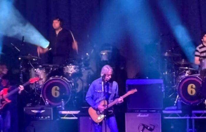 Paul Weller sagt dem Liverpooler Publikum vor dem Wendepunkt der Show: „Ich werde aufgeben“.