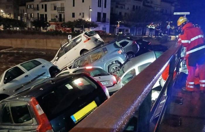 Überschwemmungen in Spanien: Eine Woche nach der tödlichen Verwüstung in der Region Valencia treibt ein Wildbach Autos an die Grenze zu Frankreich