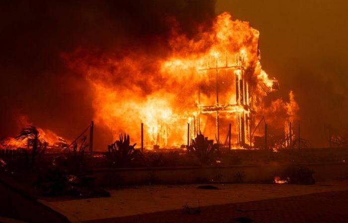 Großbrand in der Nähe von Los Angeles: Mehr als hundert Häuser zerstört, Tausende Menschen evakuiert