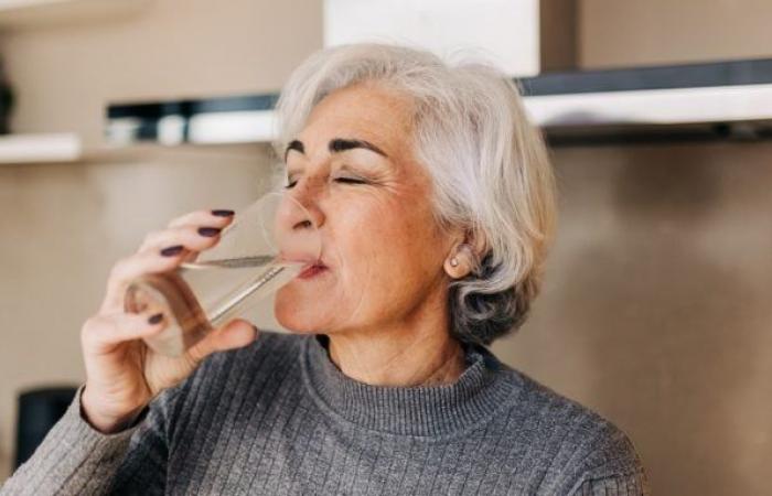 Diese Frau trank eine Woche lang täglich 2,5 Liter Wasser und hier sind die erstaunlichen Effekte, die sie bemerkte