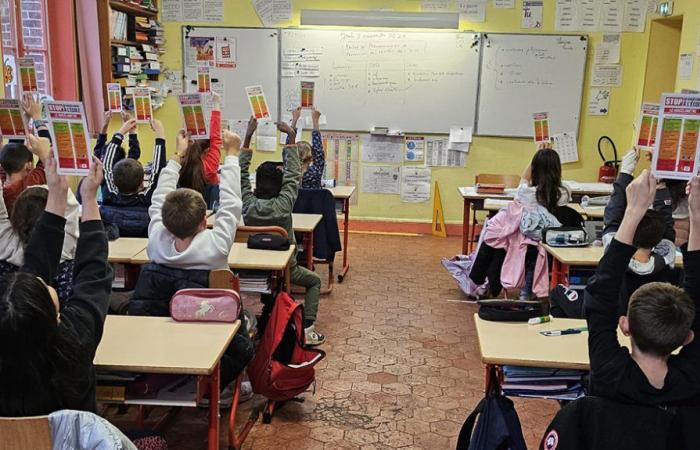 Belästigung in der Schule. Polizisten leisten Prävention an Schulen