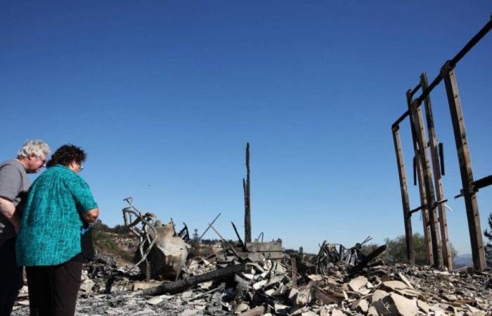 IN BILDERN. Landschaften der Verwüstung und der Vormarsch der Feuerwehrleute vor dem Feuer in der Nähe von Los Angeles