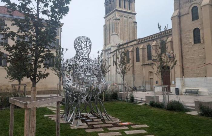 Der Künstler Jaume Plensa installiert eine monumentale Statue im Herzen von Valencia