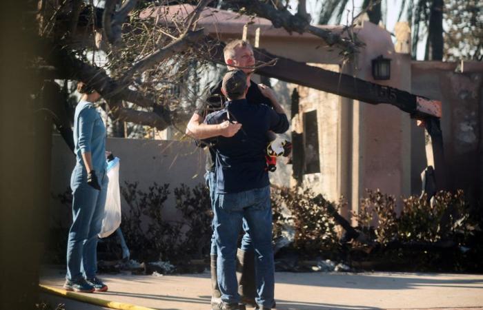 Feuerwehrleute gewinnen angesichts eines Großbrandes in der Nähe von Los Angeles an Boden