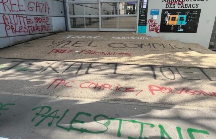 Tags und eine Demonstration gegen die Ankunft von Yaël Braun-Pivet an der Universität Lyon-3