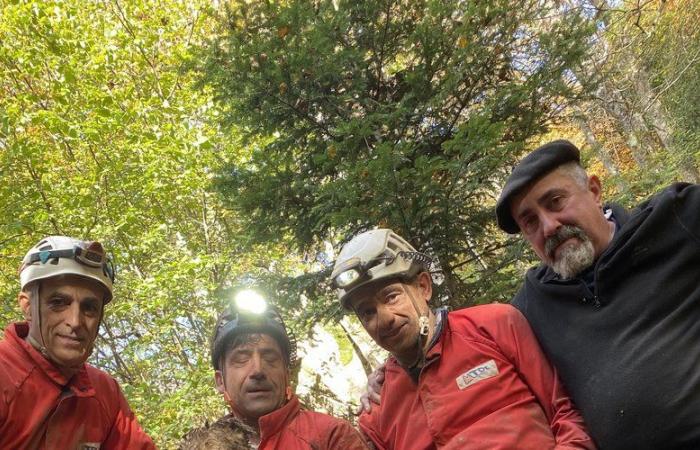 Lutin, der kleine Hund, der in eine Höhle gefallen ist, gerettet von Höhlenforschern aus der Haute-Garonne.