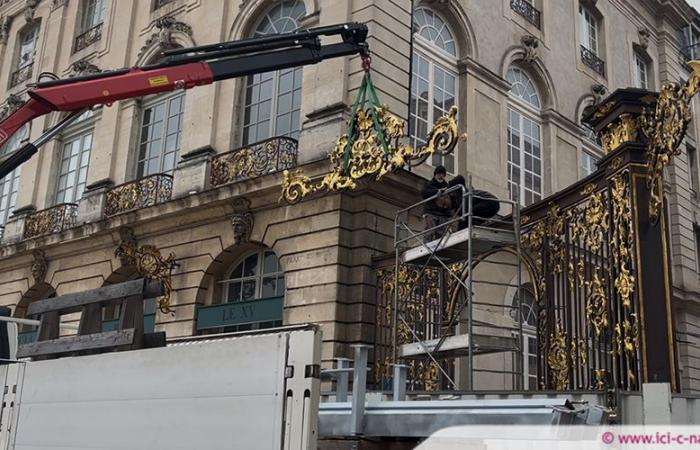 Eine der goldenen Türen des Place Stanislas wurde entfernt