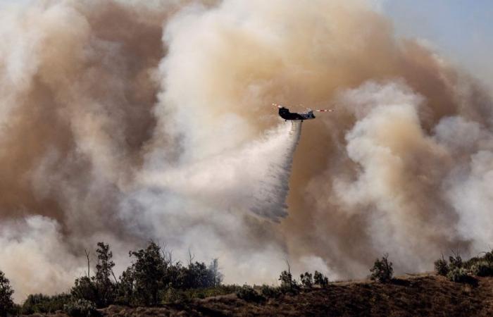 Feuerwehrleute gewinnen angesichts eines Großbrandes in der Nähe von Los Angeles an Boden