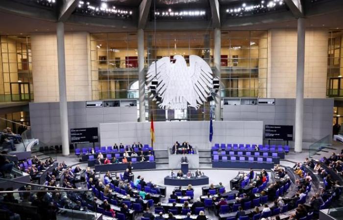 In Deutschland verabschieden Abgeordnete eine Resolution gegen Antisemitismus, die den Schutz der Juden mit der Verteidigung Israels verknüpft