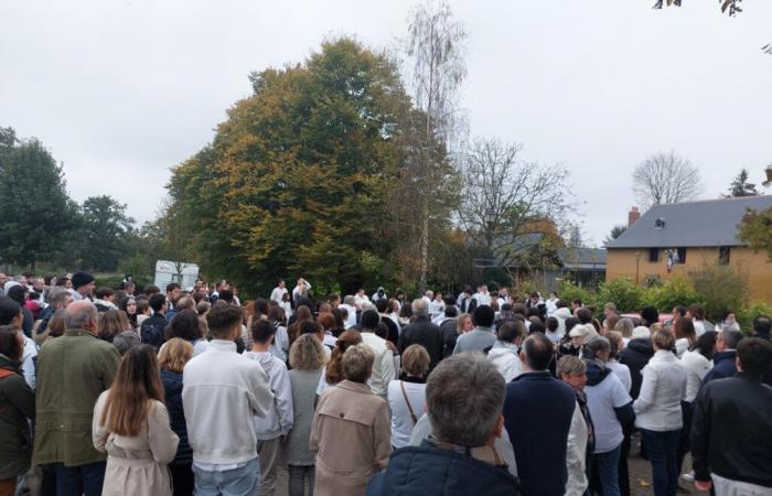 200 Menschen nahmen an dem weißen Marsch teil, der organisiert wurde, um ihm Tribut zu zollen