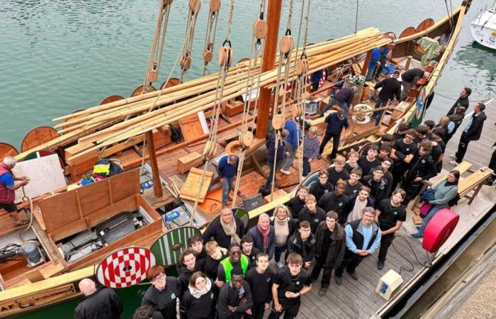 Vor dem Vendée Globe fahren Studenten aus Châteaubriant auf einem Langschiff