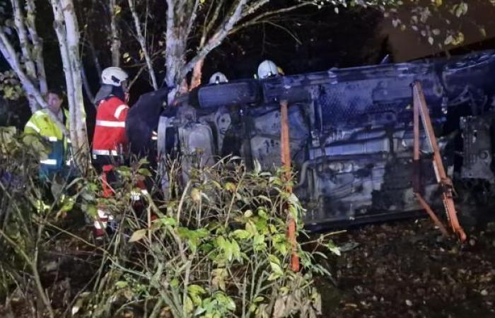 Ein Auto liegt auf der Seite, mehrere Verletzte werden vom Rettungsdienst versorgt