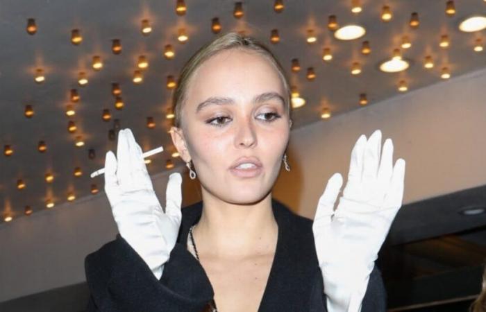 Lily Rose Depp sieht sehr schön aus, als sie ihrem Rapper-Partner bei einem Konzert in Los Angeles applaudiert (FOTOS)