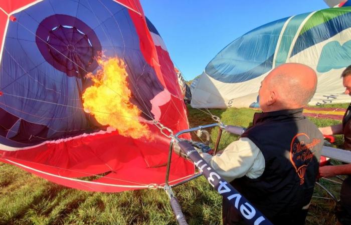 Fünfzig vollständig aufgeblasene Heißluftballons am Himmel von Velay (Video)