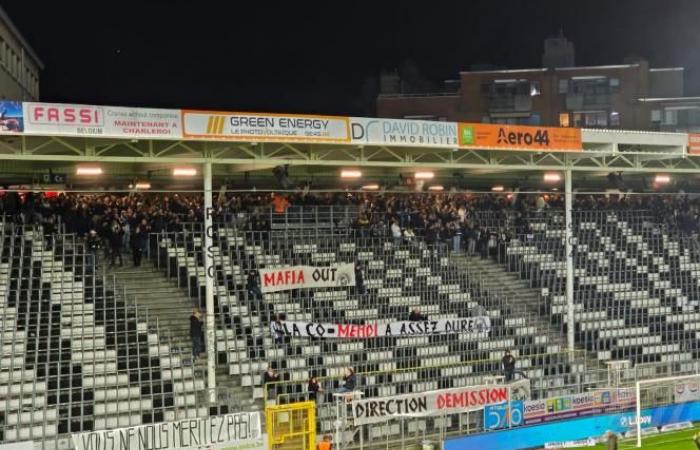 T4-Anhänger kamen, um vor dem Empfang von Westerlo gegen das Management von Sporting de Charleroi zu singen (Video)