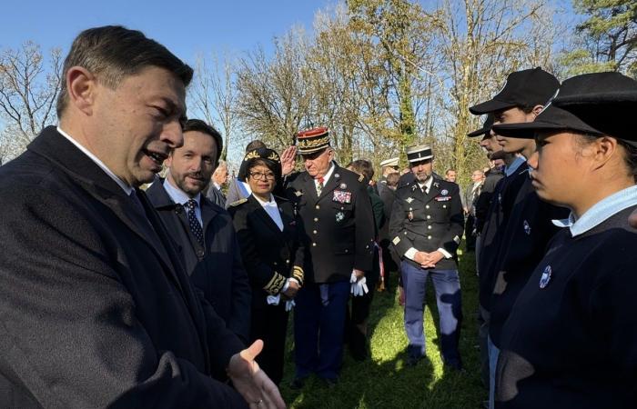 Der Minister spricht mit den Kadetten der Gendarmerie Haute-Marne