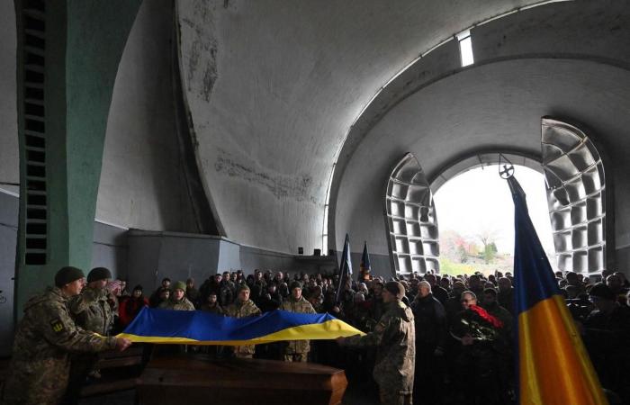 In Kiew die Hommage an zwei Soldaten, die sich verliebten und an der Front starben