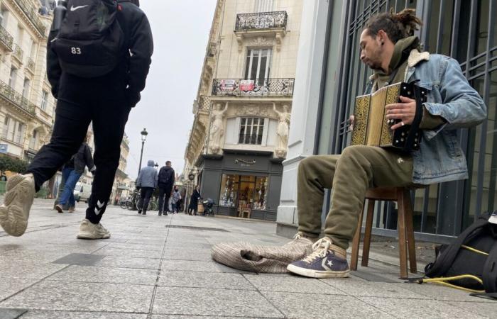 Mit seinem Akkordeon belebt Romain jeden Tag die Rue de la République in Orléans