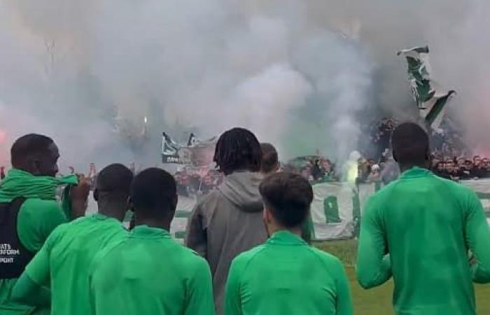 Bilder von Grünen-Anhängern, die vor dem Derby im Training kochen