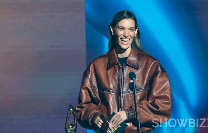 Charlotte Cardin singt mit ihrer Geliebten Alyocha Schneider