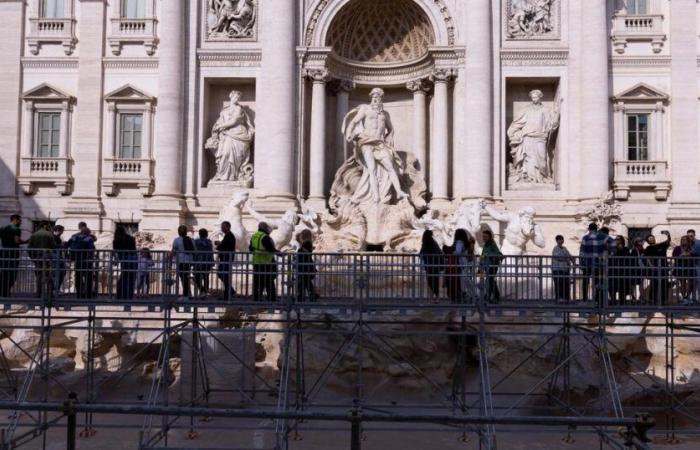 Einweihung einer Fußgängerbrücke, die den Trevi-Brunnen während seiner Renovierung überspannt