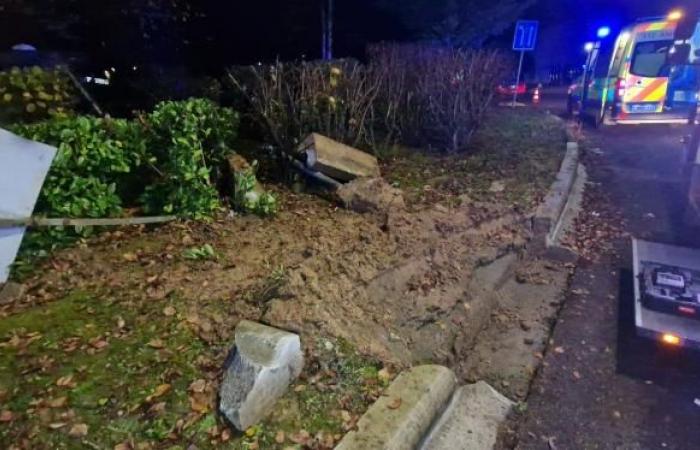 Ein Auto liegt auf der Seite, mehrere Verletzte werden vom Rettungsdienst versorgt