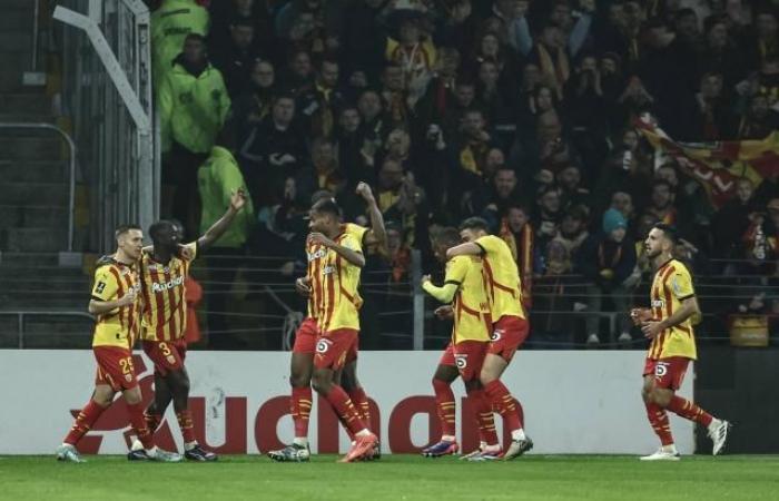 Lens holt sich am Ende des Spiels den Sieg gegen Nantes nach einem Ball von Nicolas Pallois in der Ligue 1