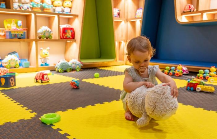 Sie steckt ein Mikrofon in das Spielzeug ihrer Tochter, um sie in der Kindertagesstätte auszuspionieren. Was sie entdeckt, versetzt sie in Angst und Schrecken