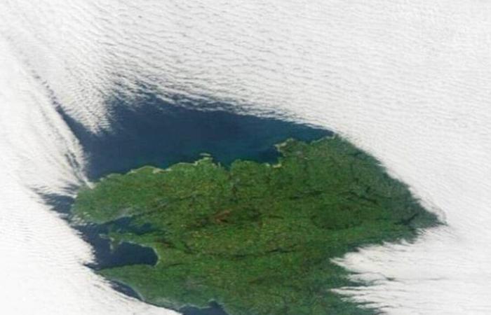 wenn die Spitze der Bretagne auf einer Satellitenaufnahme aus der Wolkendecke auftaucht