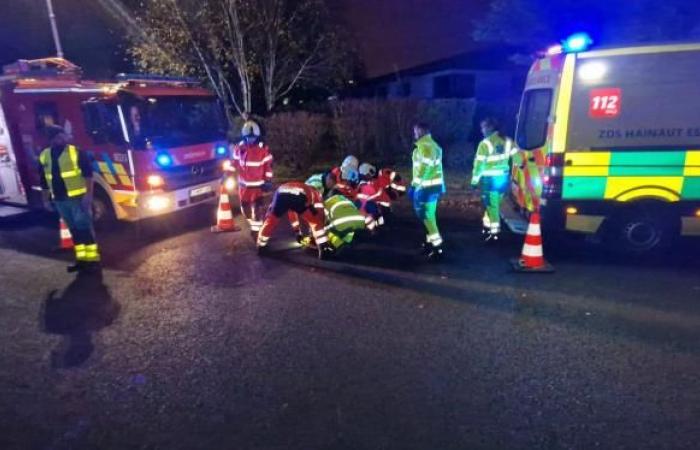 Ein Auto liegt auf der Seite, mehrere Verletzte werden vom Rettungsdienst versorgt