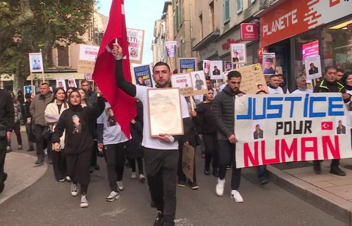 600 Menschen versammelten sich zum weißen Marsch zu Ehren Numans