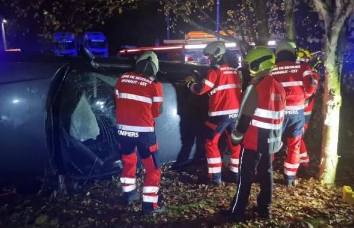 Ein Auto liegt auf der Seite, mehrere Verletzte werden vom Rettungsdienst versorgt