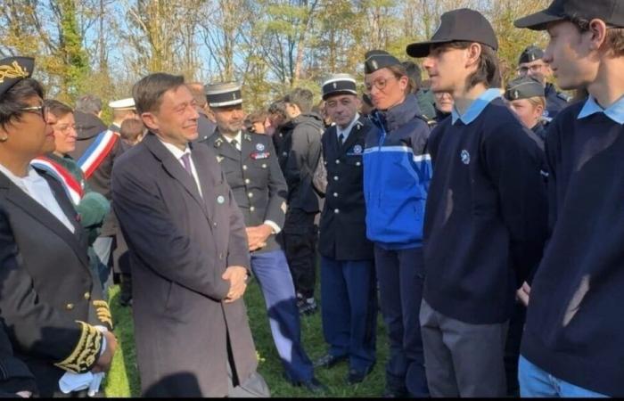 Der Minister spricht mit den Kadetten der Gendarmerie Haute-Marne