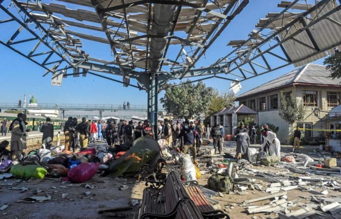 Bei einem Anschlag auf einem Bahnhof in Pakistan kommen 26 Menschen ums Leben