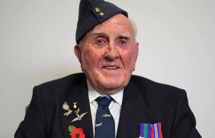 100-jähriger Veteran der Royal Air Force nimmt zum ersten Mal an Gedenkfeier in Großbritannien teil | Welt