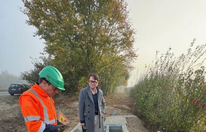 ein neues Rohr, um dem Wasserleck unter der A6 ein Ende zu setzen