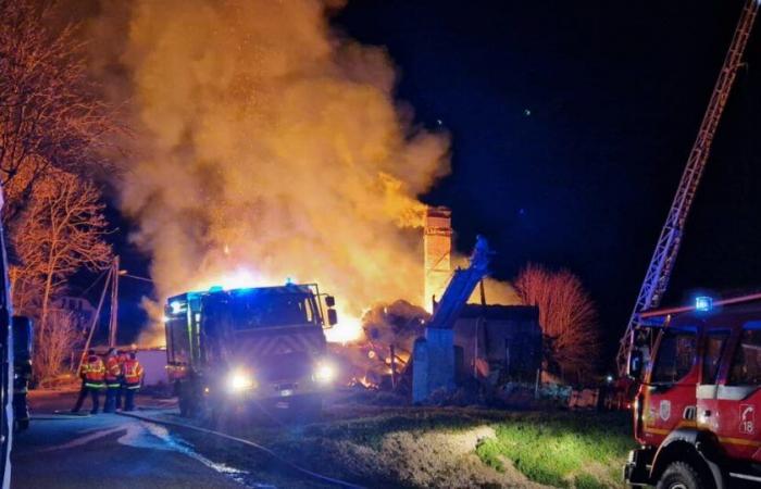 ein völlig eingehülltes landwirtschaftliches Gebäude