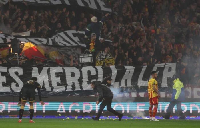 Lens – Nantes: Auf das Spielfeld geworfene Tennisbälle, protestierende Fans, Spielunterbrechung