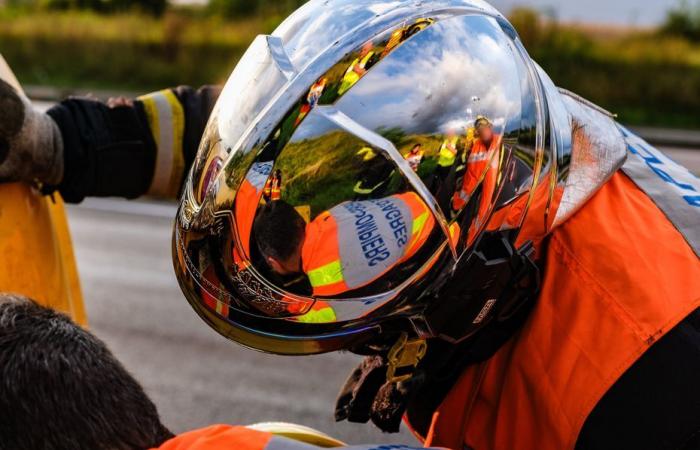 Zwei Personen nach einem Verkehrsunfall in absoluter Not, Vorsicht bei langen Abfahrten am Wochenende