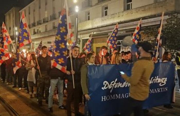 Mehr als hundert Identitätsaktivisten marschieren durch die Innenstadt von Tours