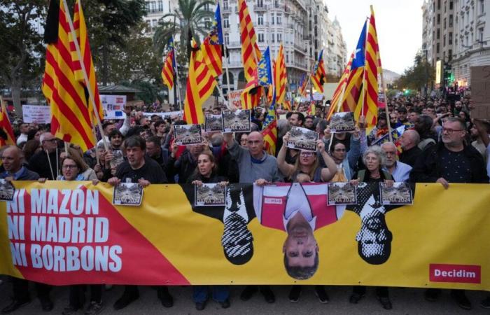 In Valencia machen Zehntausende Demonstranten nach den Überschwemmungen ihrem Ärger Luft