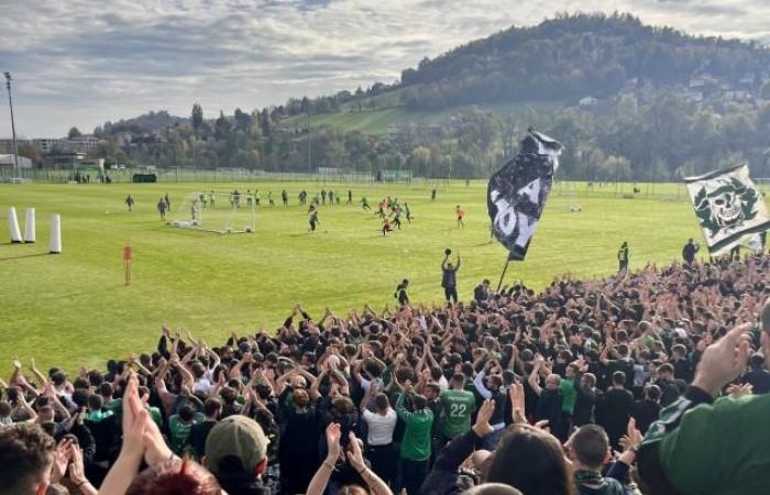 3.000 Saint-Etienne-Fans beim letzten Training ihrer Mannschaft vor dem Derby in Lyon (Saint-Etienne)