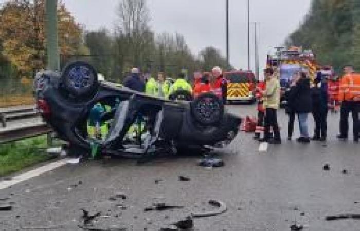 Ein Auto liegt auf der Seite, mehrere Verletzte werden vom Rettungsdienst versorgt