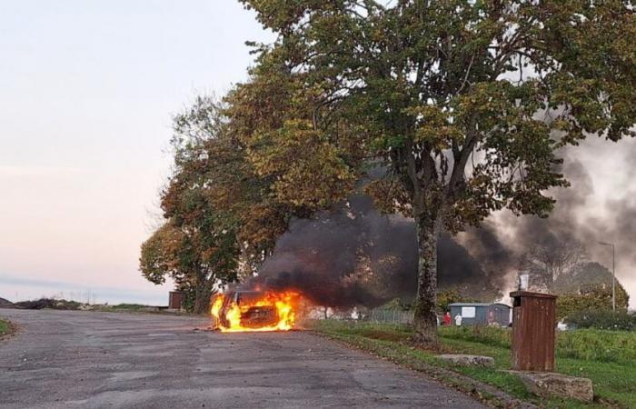 Als er von einem Rugbyspiel zurückkehrt, fängt sein Auto Feuer