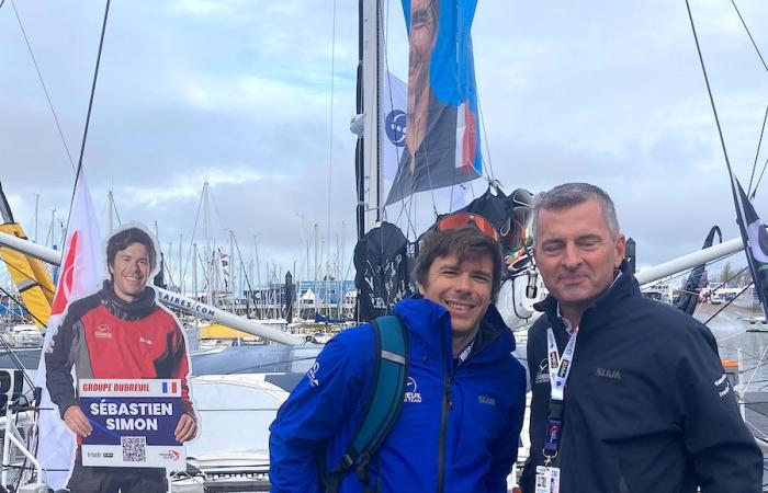 Skipper Sébastien Simon auf der Groupe Dubreuil beim Start in der Bucht