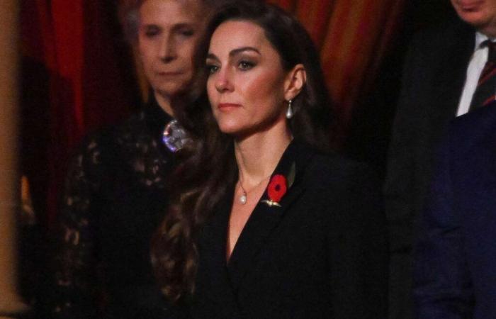 Kate Middleton scheint in einem emotionalen Moment bei der Gedenkveranstaltung mit den Tränen zu kämpfen